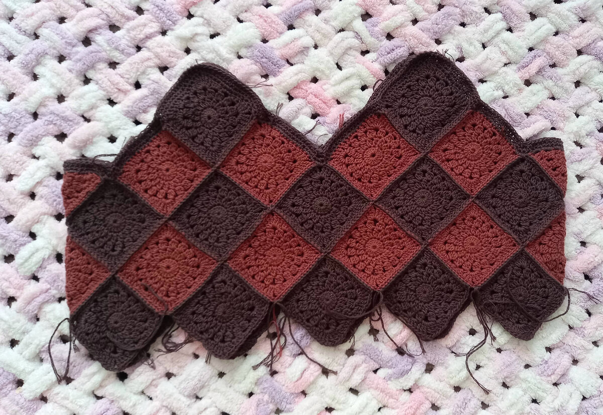 Топ из хлопка из квадратных мотивов.