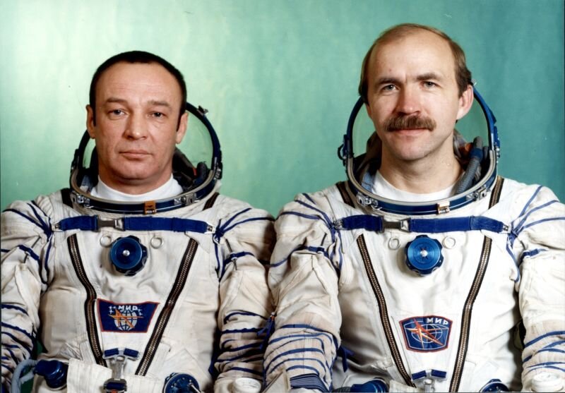 Экипаж космического корабля Союз ТМ-16 Г.М. Манаков и А.Ф. Полещук. 1993 г. Фото из архива журнала «Новости космонавтики».
