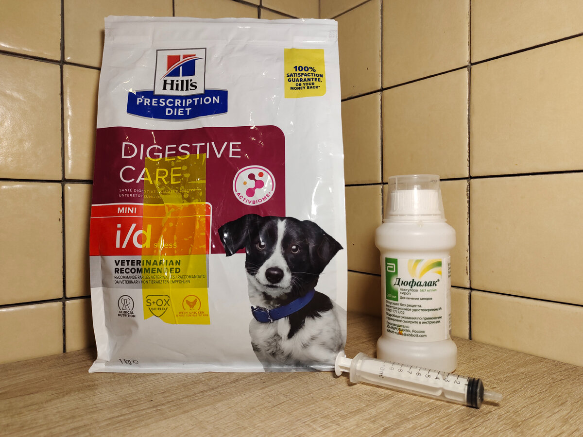 жёлтым скотчем заклеена прогрызенная лисицей дырка на пакете с кормом