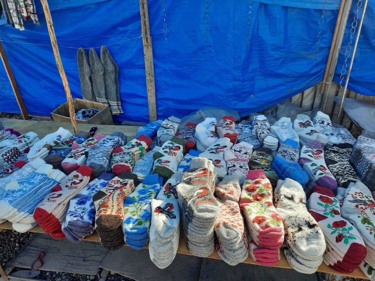 Вот такой ассортимент шерстяных носков на Балкарском рынке. Стоимость женские 100-150р, мужские 150-250р. Торгуйтесь!