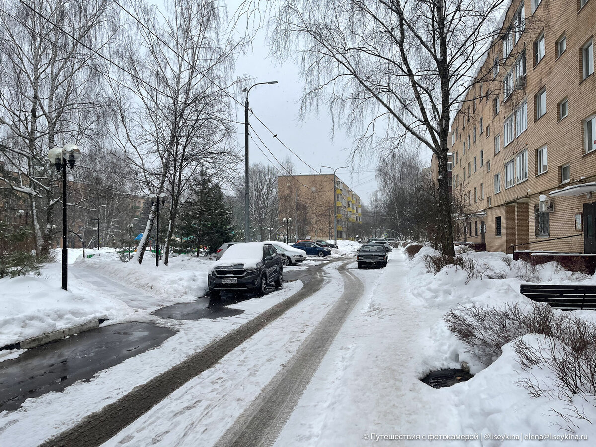 Это обычный двор в посёлке Барвиха.