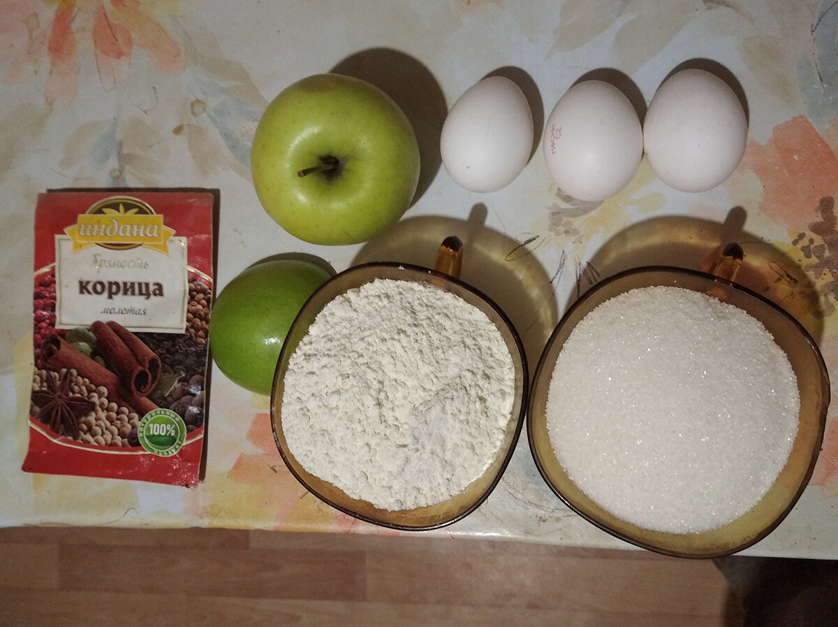 На самом деле чашки одинаковые. То, что правая чашка кажется больше - это оптический обман зДрения (с).