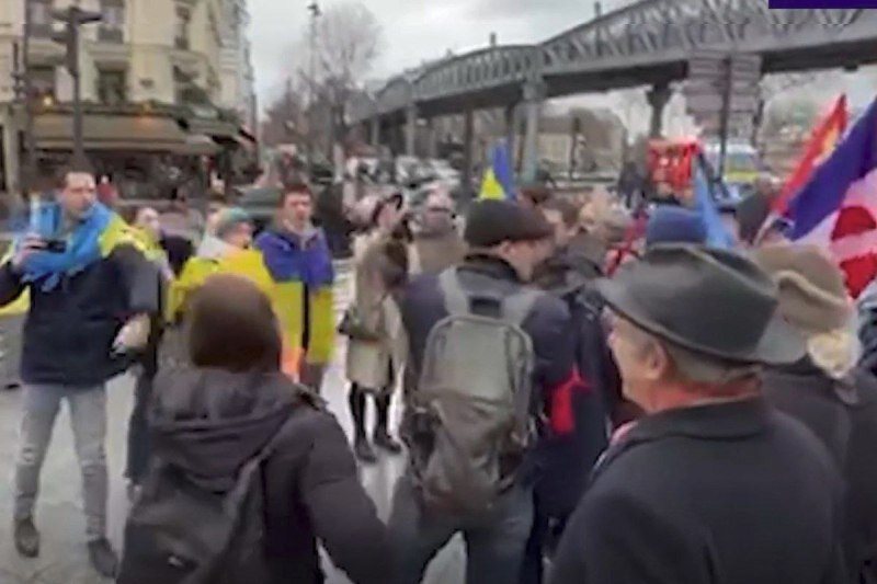    В Париже полиция разогнала украинцев-провокаторов на митинге в память защитников Сталинграда