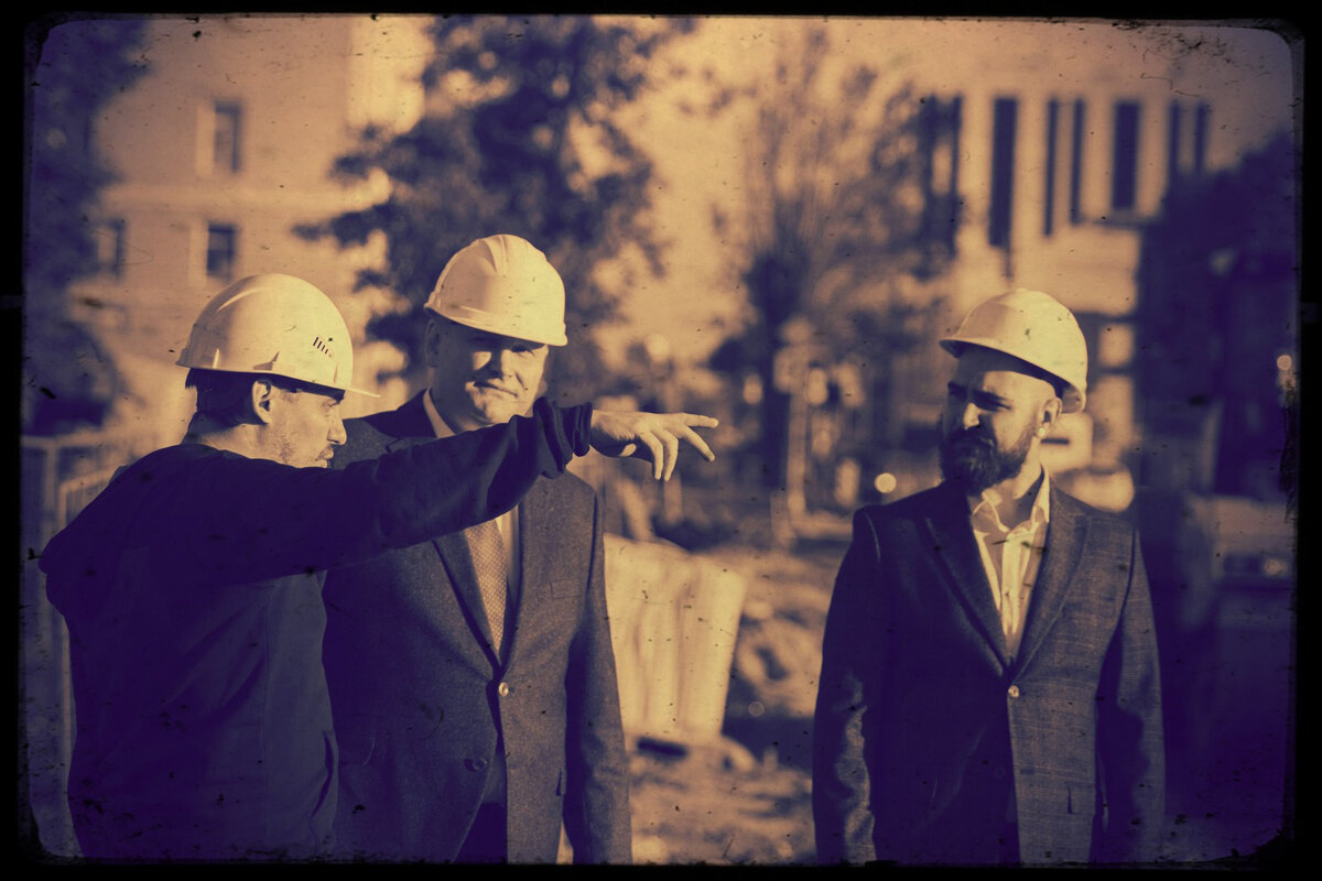 Служебная субординация повторяет иерархию обезьяньего стада