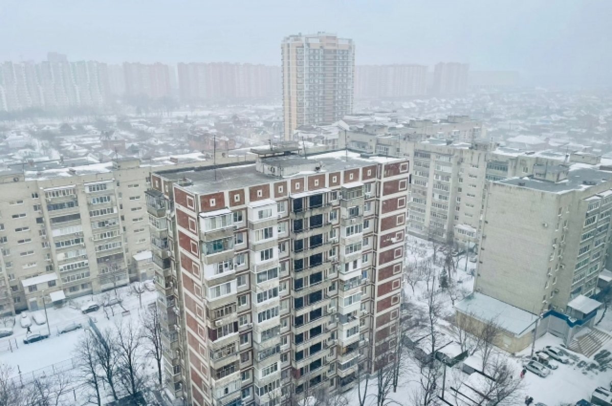    Краснодар с пяти часов утра от снега чистят более 600 человек