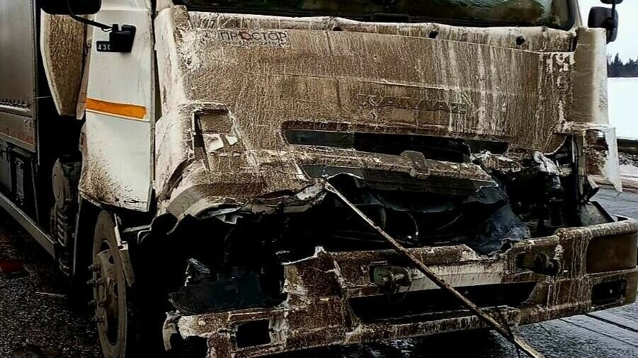     Сегодня, 9 февраля днем на трассе в Малопургинском районе Удмуртии столкнулись два большегруза.