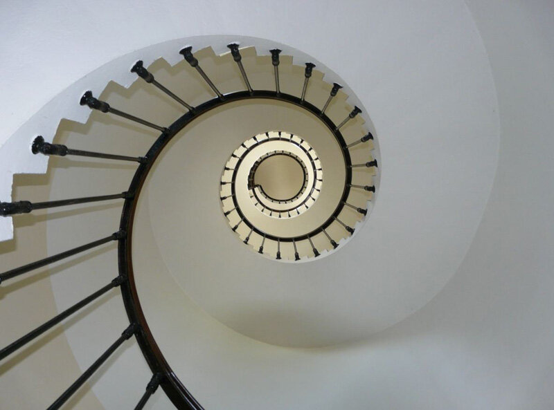 Винтовая лестница, построенная по принципу золотого сечения.