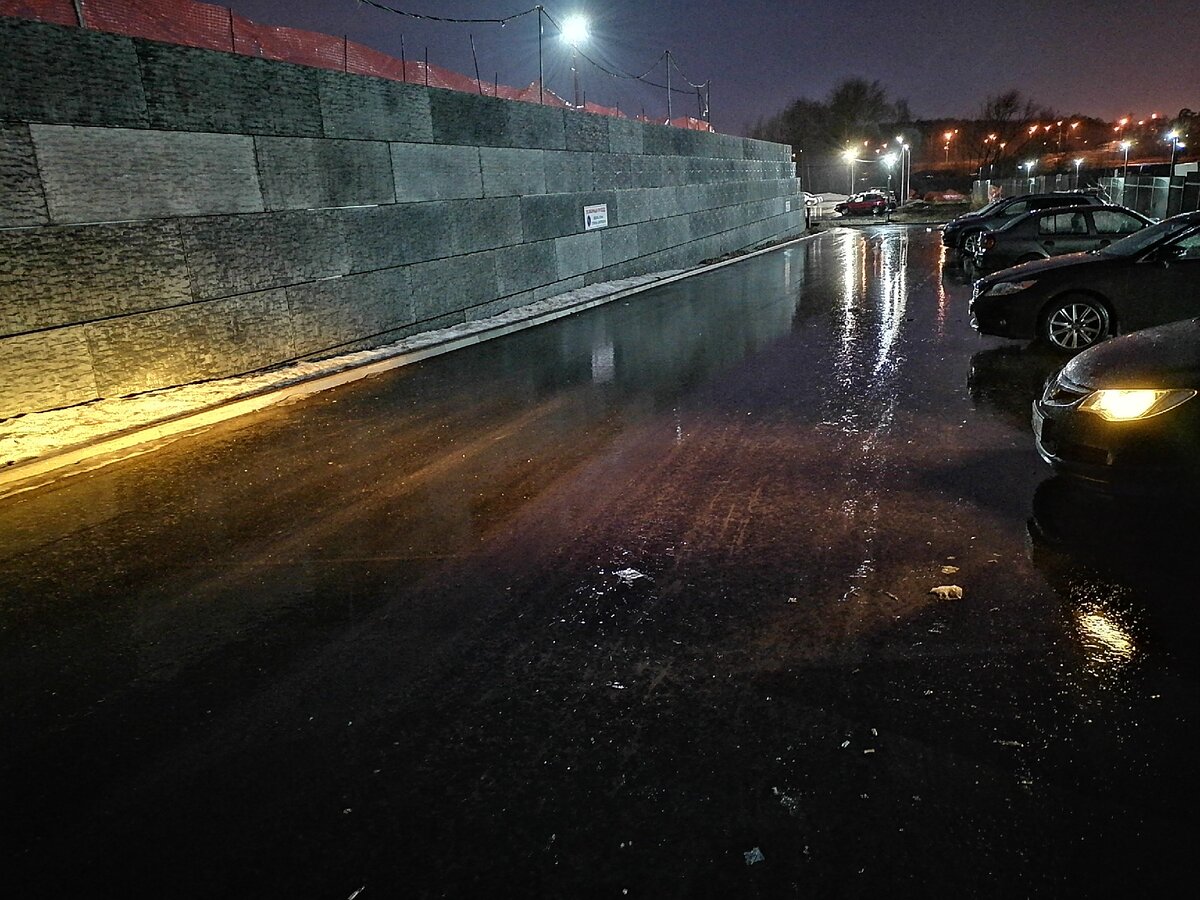 Световая температура 3000К соответствует желтому цвету. Обратите внимание - от мокрого асфальта он не отражается как белый ксенон.