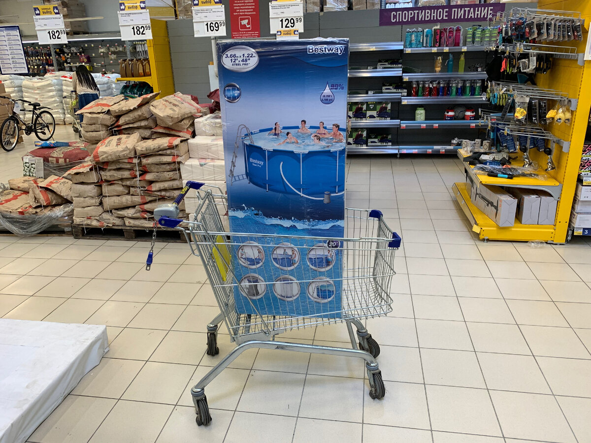 Даже в разобранном виде бассейн занимает не мало места