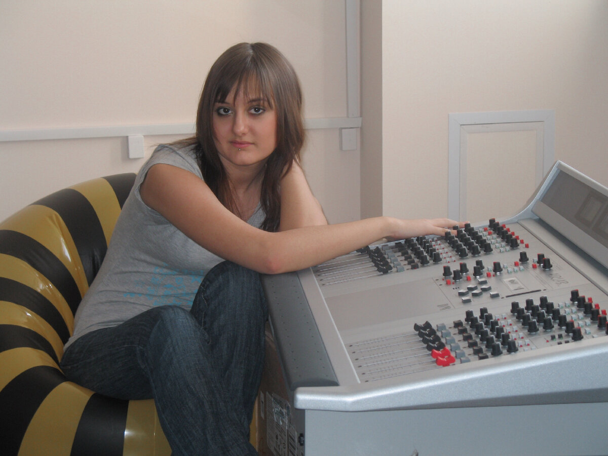 Стала работать в офисе и сразу отъела щеки )) [2008 год, мне 19 лет]