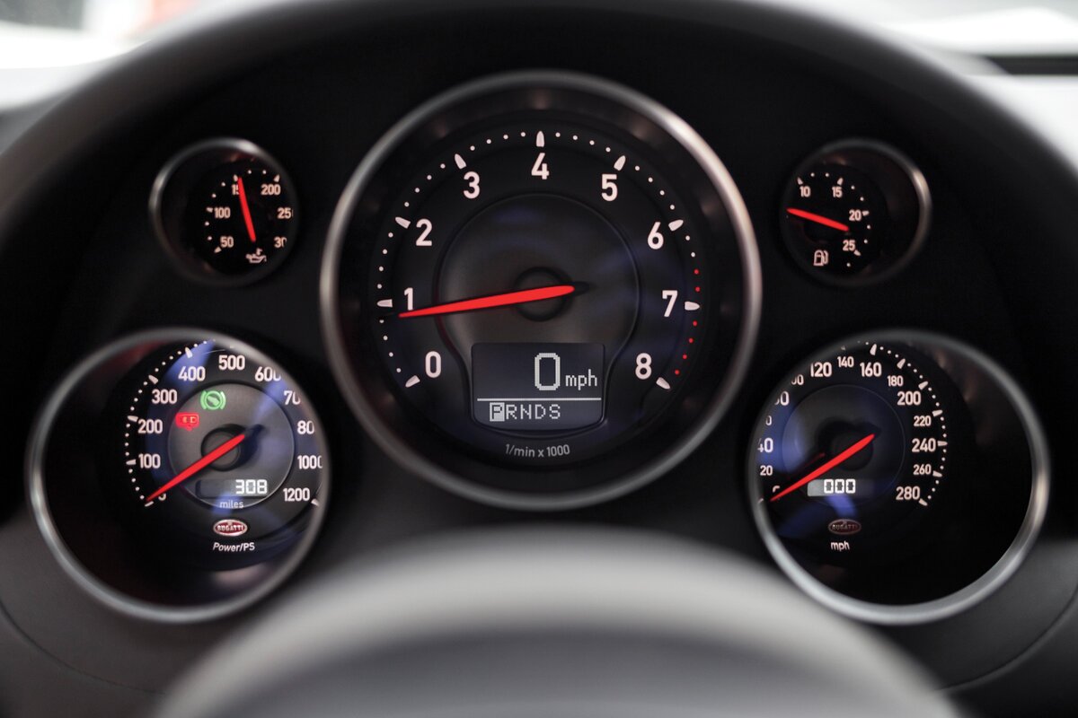 Панель приборов Bugatti Veyron