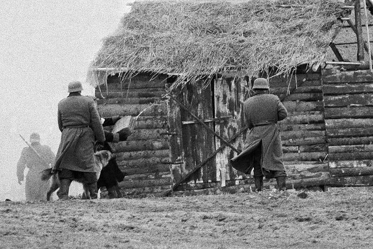 Каратели сжигают деревню