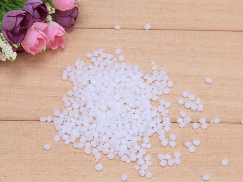 Гранулированный пластик, превращающийся в подобие пластилина при нагреве и застывающий в последствии. Отлично подходит для мелкого ремонта, изготовления форм для литья или лепки.