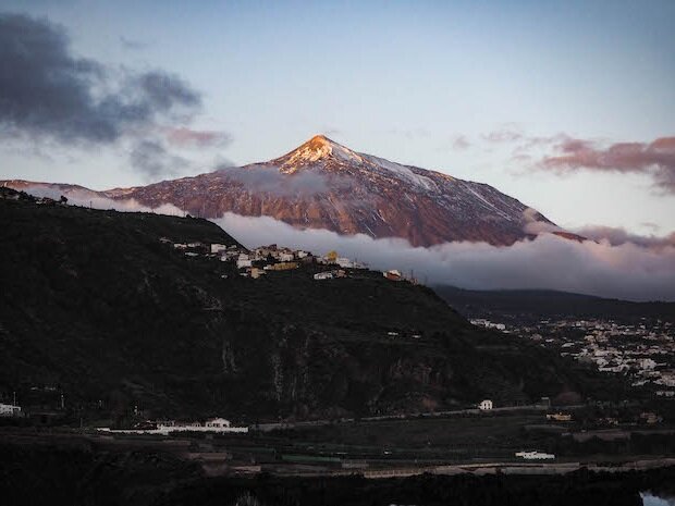 Вулкан Эль-Тейде на Тенерифе - самая высокая вершина архипелага и самая высокая вершина, лежащая на территории Испании. Закат часто освещает его так, что наконечник выглядит так, как будто он сделан из золота - просто потрясающе!