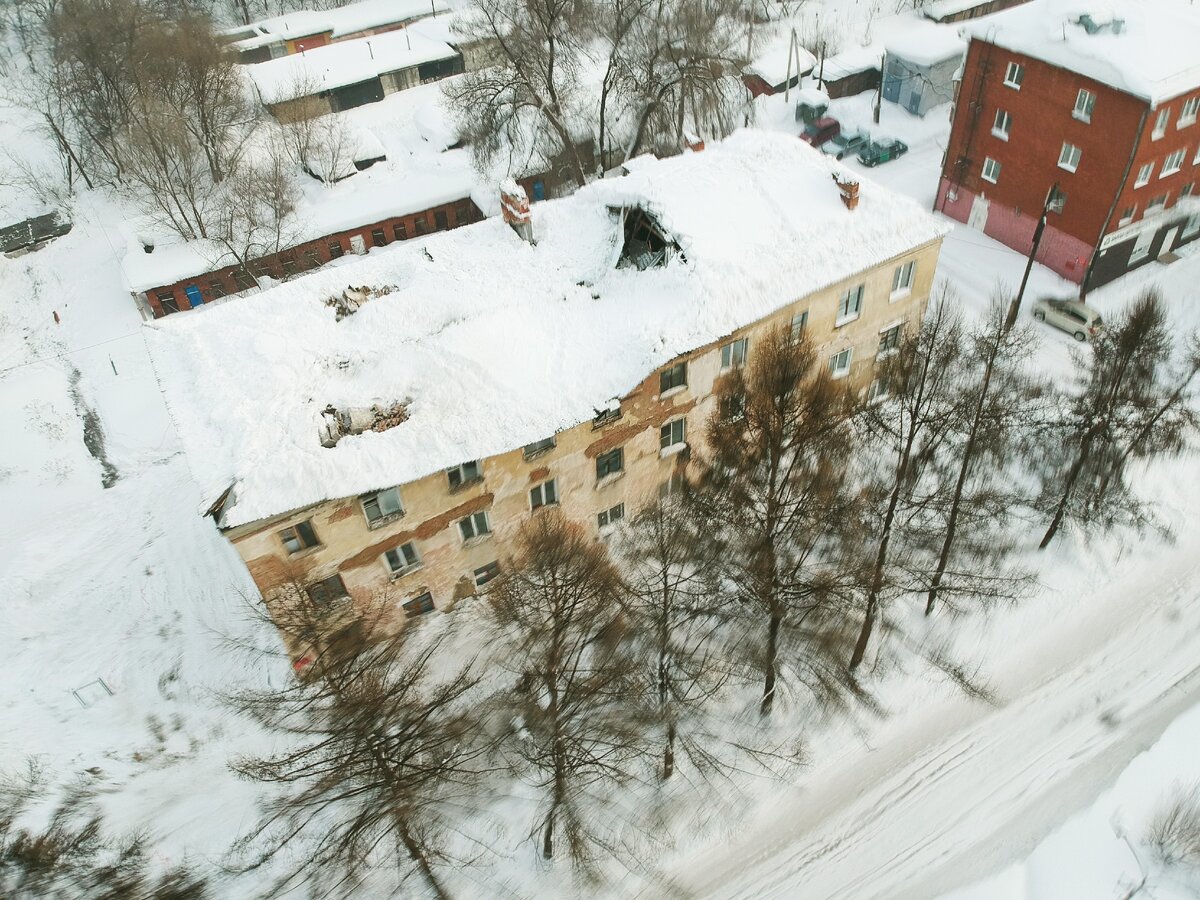 Пушкина 11 с обрушенной крышей.