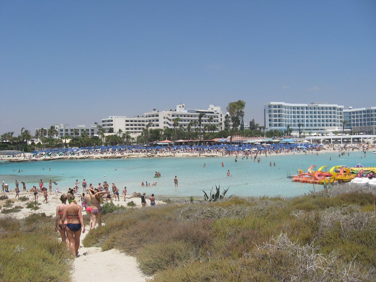 Вид с острова на пляж "Нисси Бич", фото из семейного архива