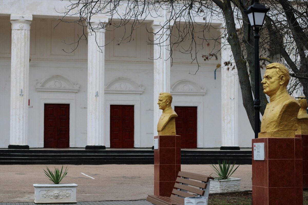 Ближе к краю фотографии, бюст Михаила Ивановича Гриба (2 октября 1919 года — 11 августа 2003 года) — морской лётчик, командир звена 6-го гвардейского истребительного авиационного полка ВВС Черноморского флота. 23 октября 1942 года за образцовое выполнение боевых заданий командования на фронте борьбы с немецко-фашистским захватчиками и проявленные при этом мужество и героизм гвардии старшему лейтенанту Грибу Михаилу Ивановичу присвоено звание Героя Советского Союза с вручением ордена Ленина и медали «Золотая Звезда» Умер 11 августа 2003 года, замыкая в круг боевой славы всех умерших героев Черноморцев. (героев Советского союза, которым был установлен бюст в аллее героев)