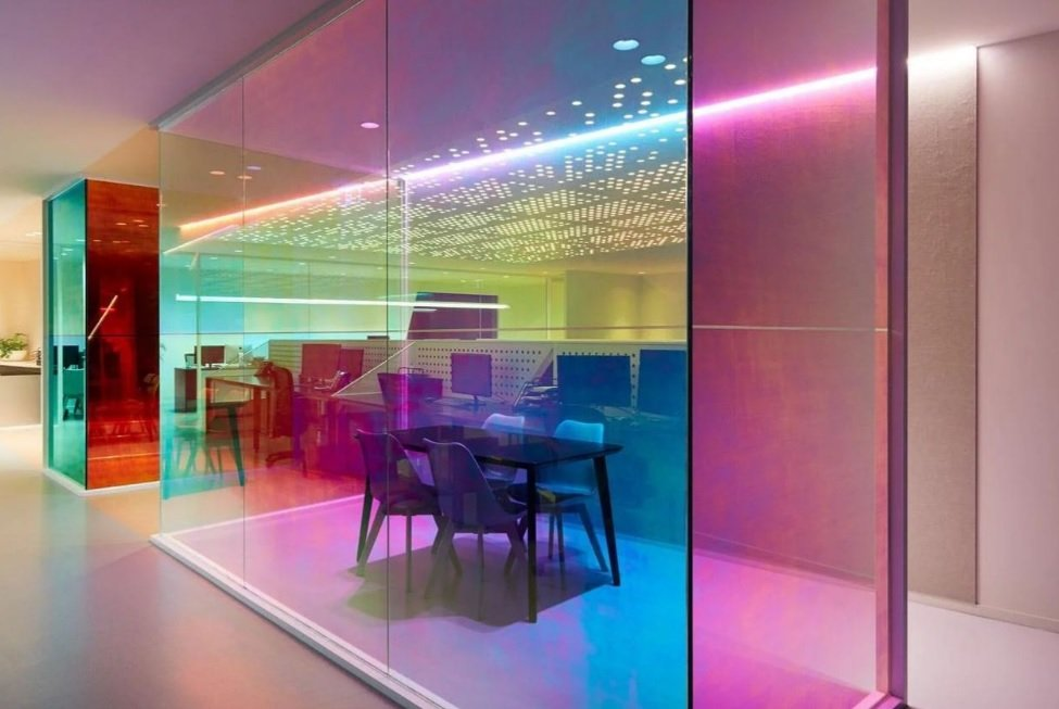 Дихроичная плёнка в интерьере