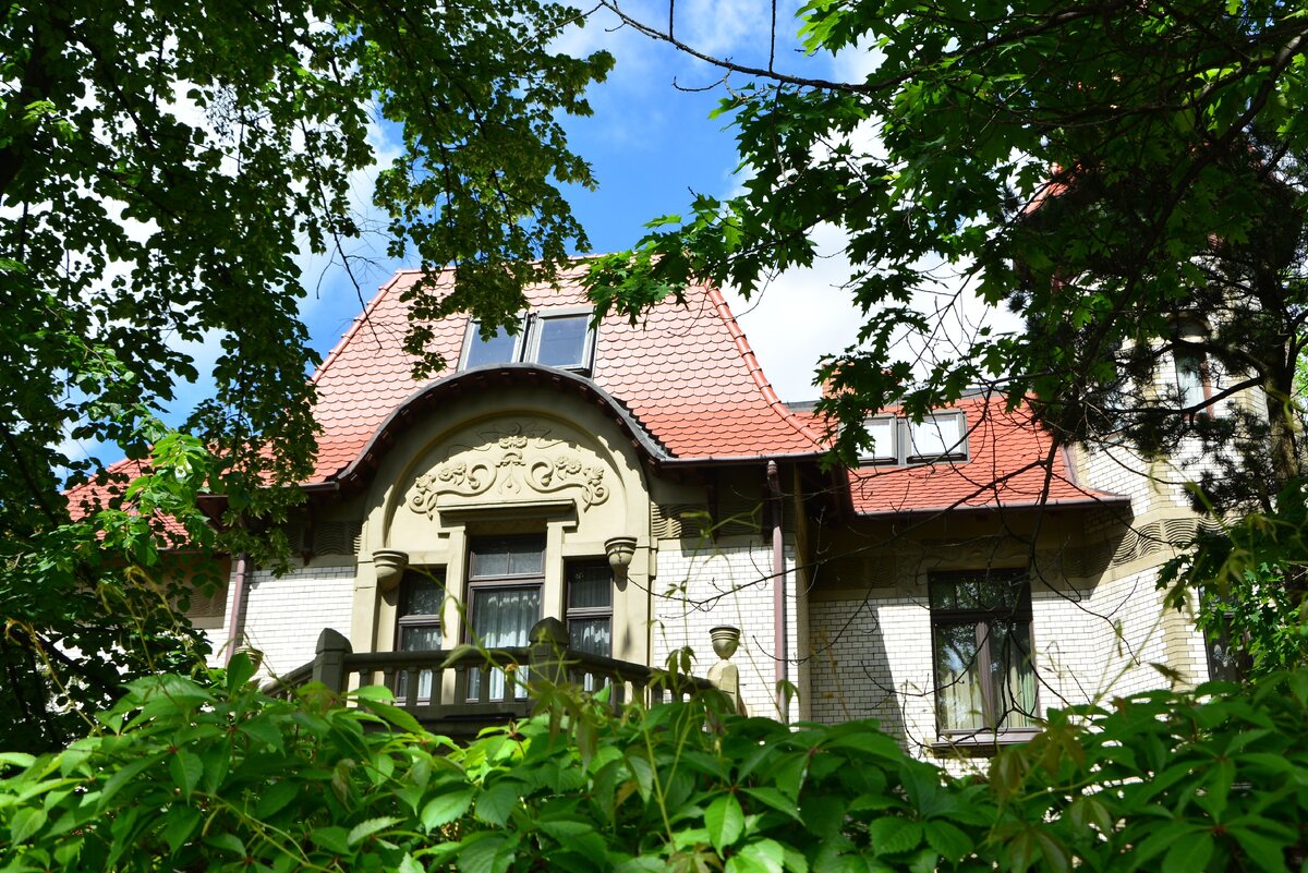 Одна из вилл Амалиенау прячется в листве. Фото Александра Катеруши.