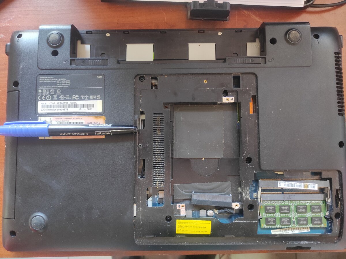 Ноутбук Samsung NP300E5A, который рассматриваем в статье, фото автора канала