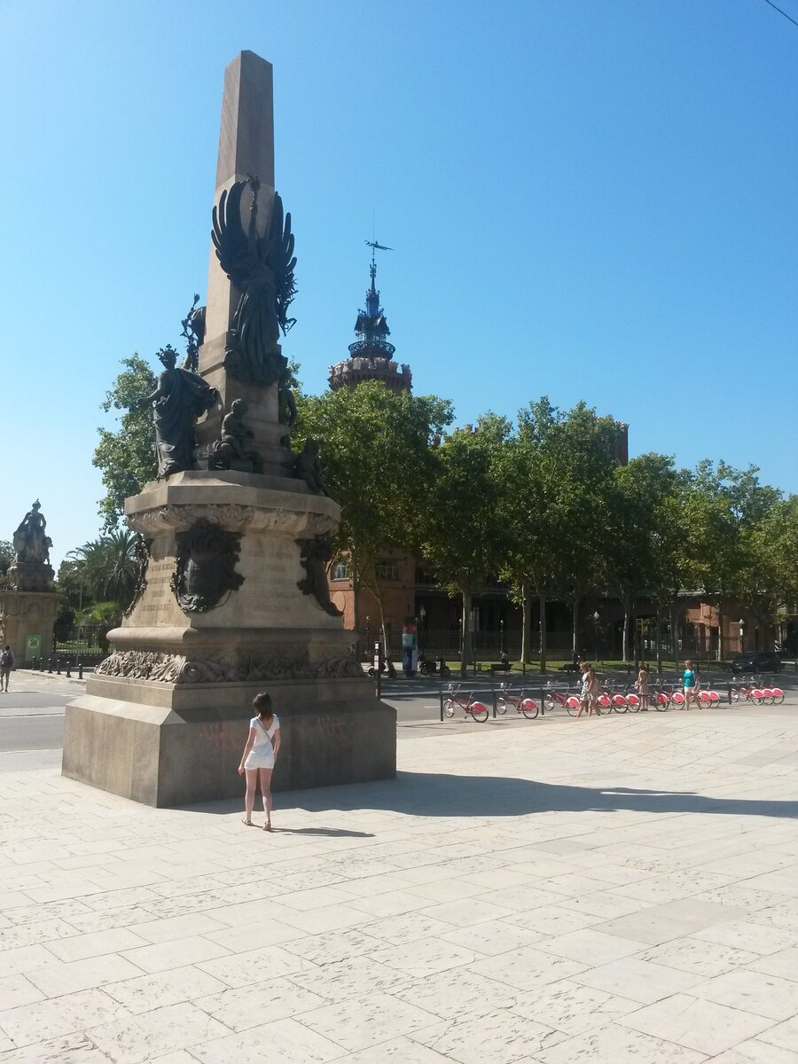 Находится напротив главного входа выставки