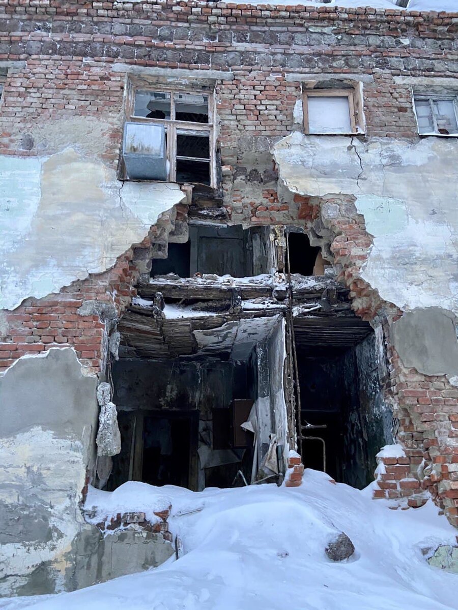 Разрушенный дом (Фото автора канала)