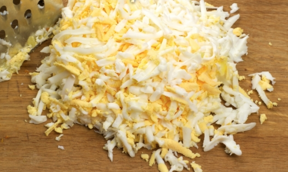 Сварить яйца и натереть как на фото.