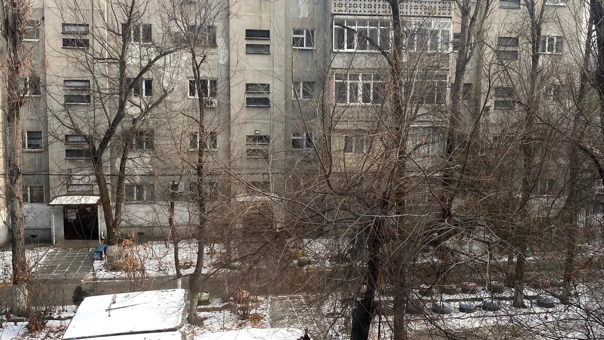 Вид из окна квартиры в Бишкеке