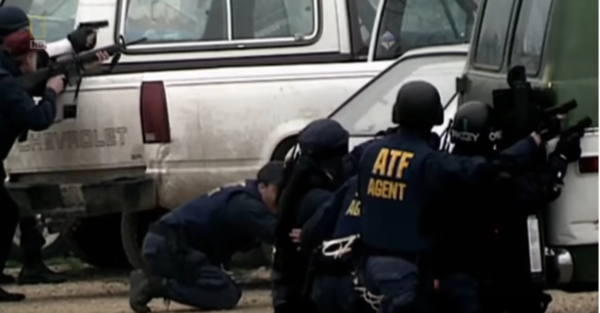 Вот эти буквы на спине ATF показывают принадлежность агента к Бюро по алкоголю, табаку и оружию.