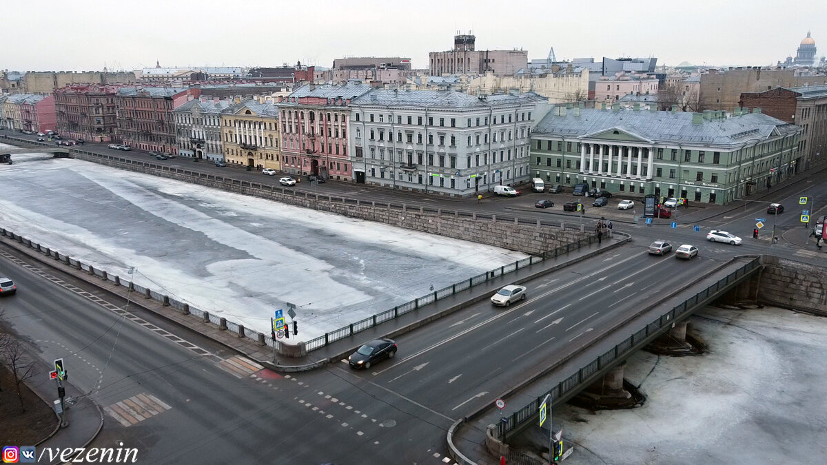 Но перед осмотром дома стоит вкратце рассказать о месте, в котором мы находимся. Именно здесь Гороховая улица посредством Семёновского моста пересекает реку Фонтанку.