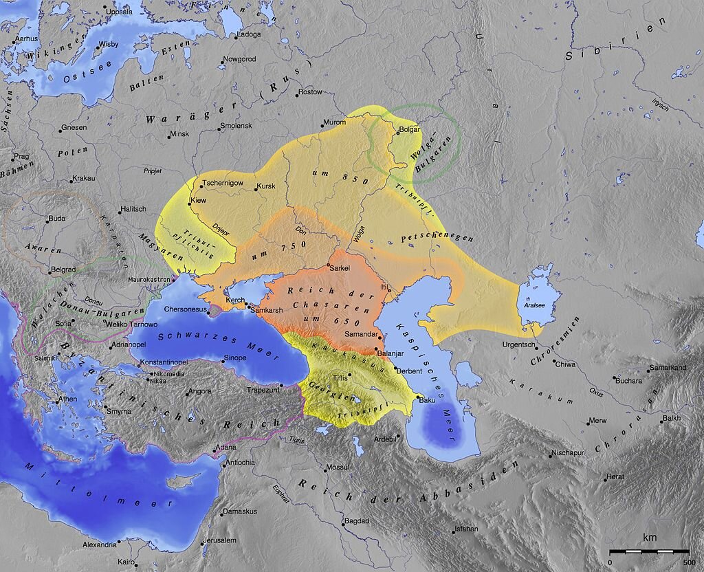 Хаза́рский кагана́т, Хаза́рия (650—969)— средневековое государство, созданное кочевым народом — хазарами. Выделился из Западно-Тюркского каганата. Контролировал территорию Предкавказья, Нижнего и Среднего Поволжья, современного Северо-Западного Казахстана, Приазовье, восточную часть Крыма, а также степи и лесостепи Восточной Европы вплоть до Днепра. Центр государства первоначально находился в приморской части современного Дагестана, позже переместился в низовья Волги. Часть правящей элиты приняла иудаизм. Долгое время Хазария соперничала с Арабским халифатом в борьбе за господство в Закавказском регионе. В политической зависимости от хазар находился ряд восточнославянских племенных союзов - Википедия

