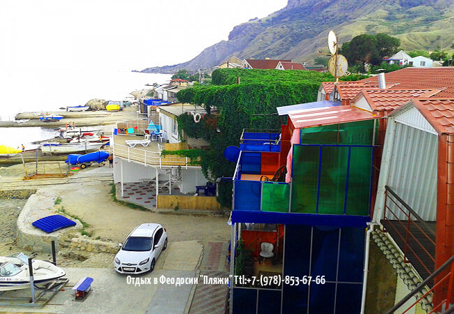 Эллинги Коктебеля в Крыму у заповедника Карадаг. Вид на эллинги с верхнего этажа