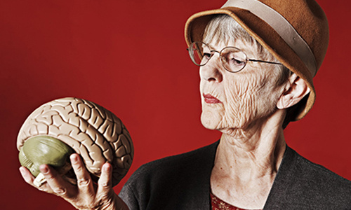 Если человек принимает старение, как должное и ничего не делает для того, чтобы жить здраво и быть активным максимально долго, то необратимые процессы начнутся уже в 60-летнем. Есть между тем, несколько простых способов, позволяющих «отложить» старческий маразм на долгие годы.