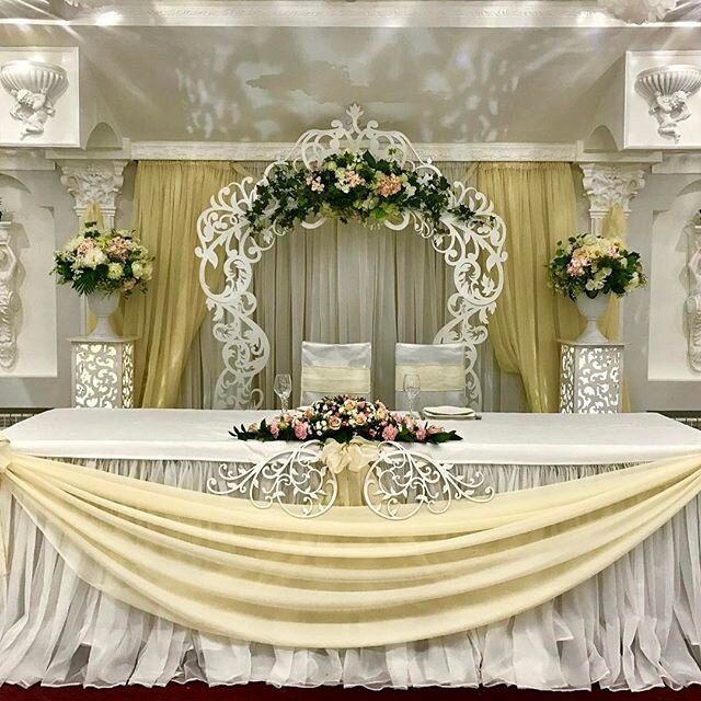 Арка, стойки под вазами и вензеля на столе – всё моя работа