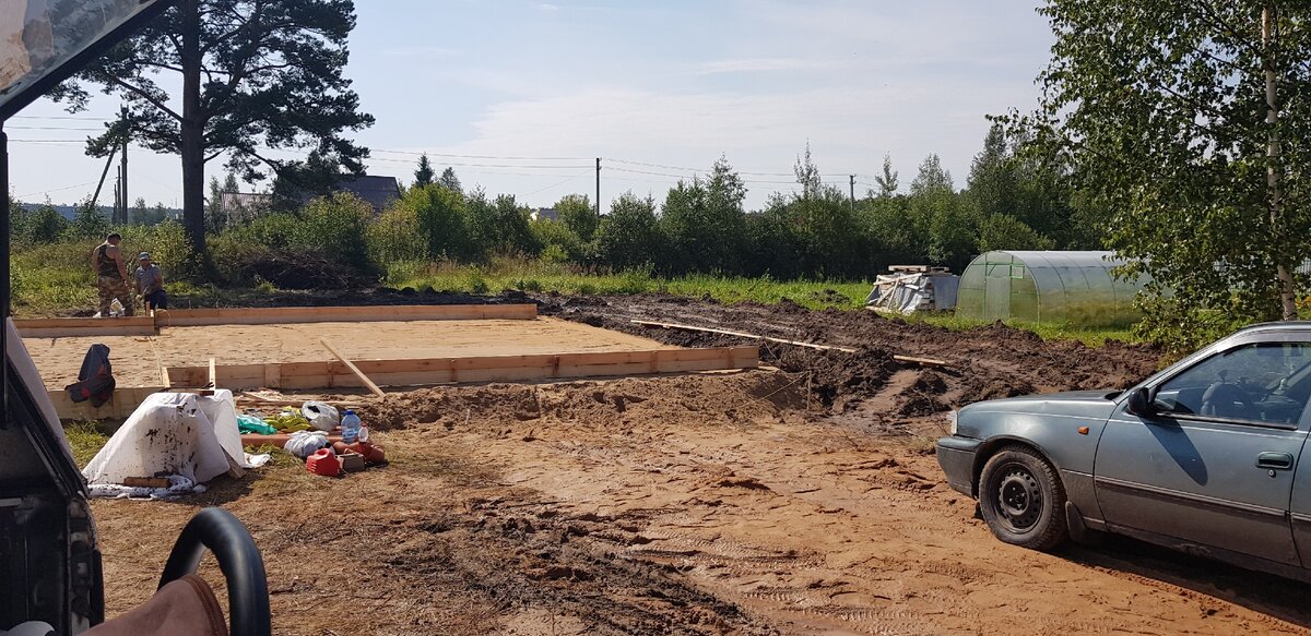 Это начало строительства, лето 2019 г. Видите, какие глубокие колеи от трактора. После даже небольшого дождя было всё в воде.