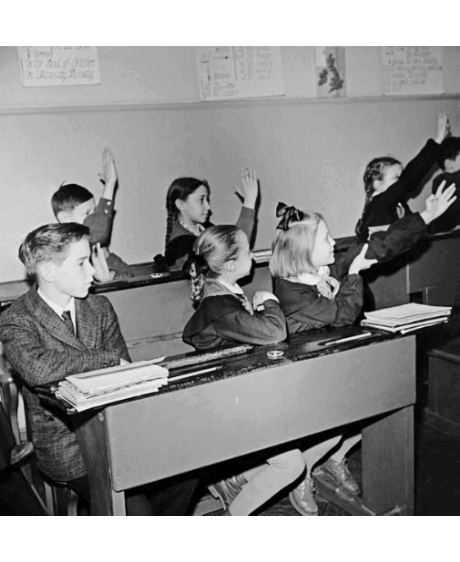 Загружено, с яндекс картинок. Да тогда, уважали учителей и для ответа надо было поднять руку, чтоб  тебя спросили. А также учитель мог после занятия остаться(за бесплатно) и помочь, если что не понятно. 