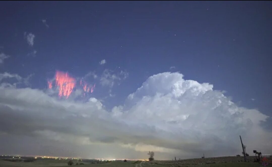 Красные спрайты над Оклахомой. Фото американского фотографа Пола Смита (Paul Smith)