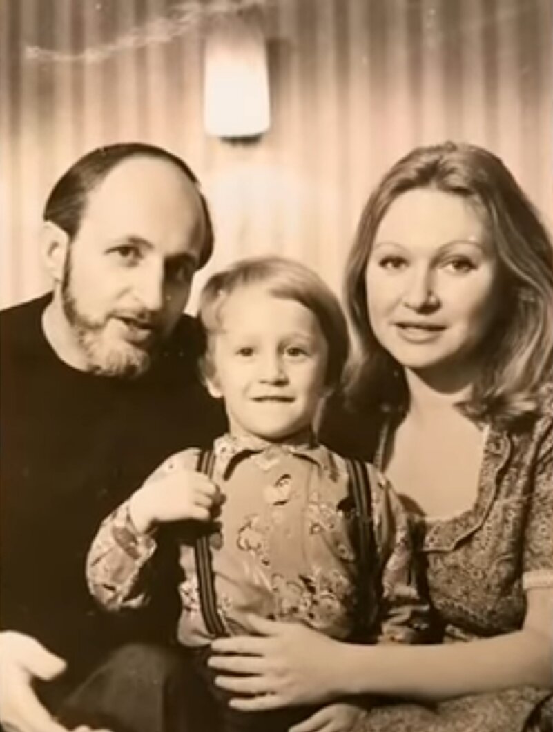 Оскар с родителями