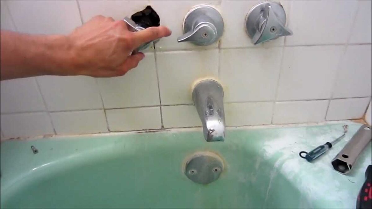 Из ванны выходит вода. Китайские смесители для ванной. Шум воды в ванной. Шум воды из под крана. Ручки выхода с ванны.