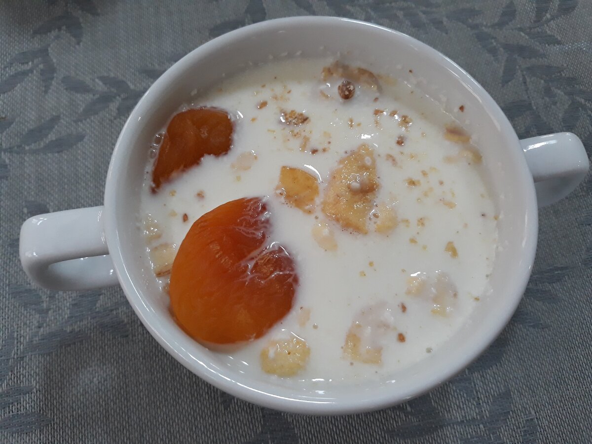 Неизменный завтрак здесь: мюсли с молоком