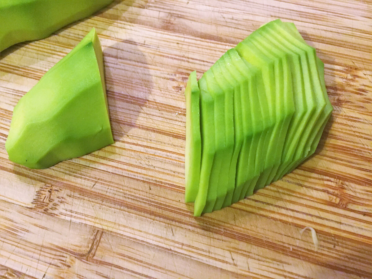 Это очень вкусно, и при этом очень полезно! Авокадо в процессе приготовления