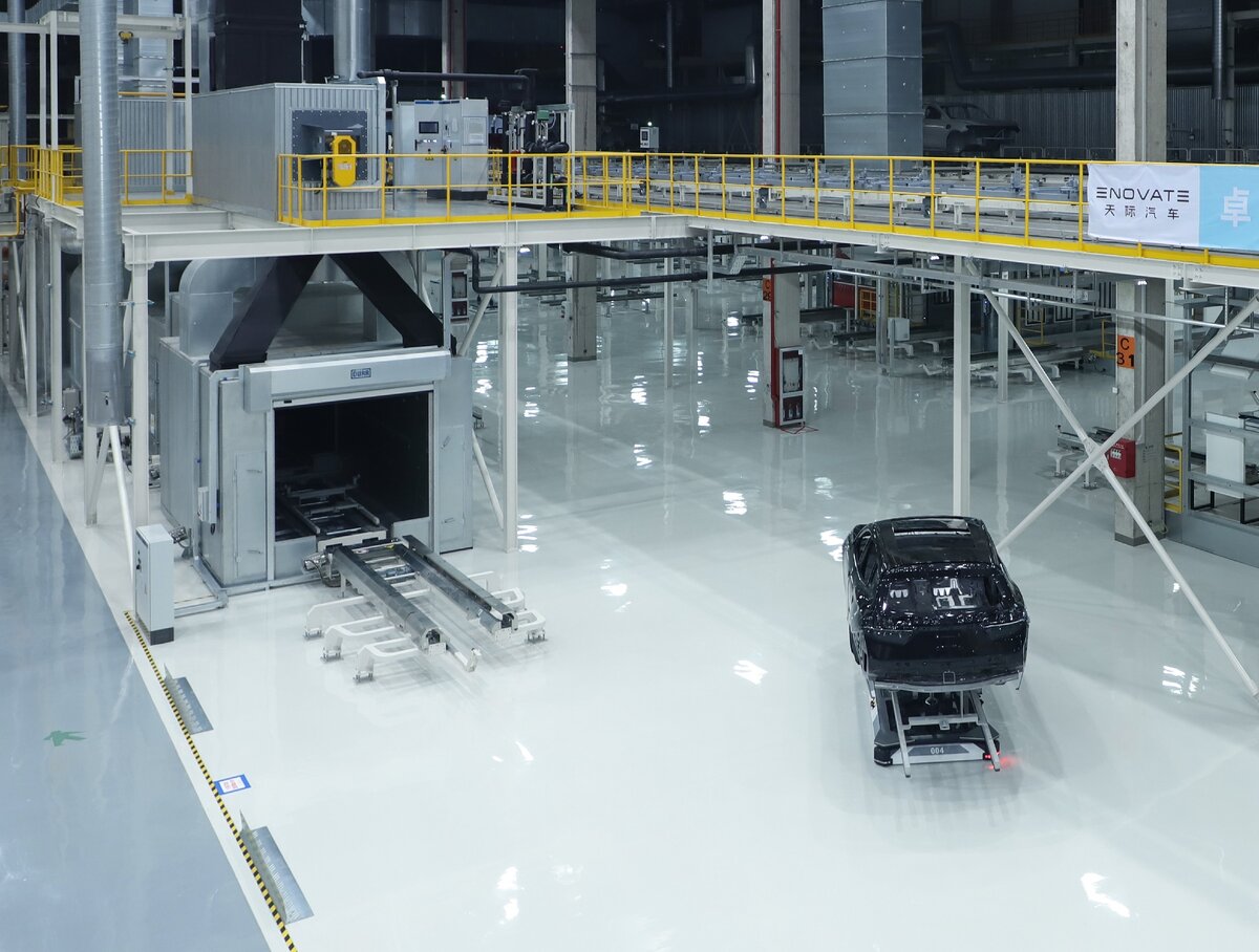 Гибкая транспортировка кузовов автомобилей тележками AGV EcoProFleet компании Dürr.