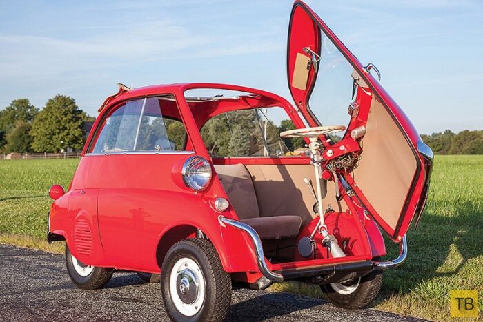 BMW Isetta 300 Годы выпуска: 1956-1962
Количество произведенных автомобилей: 161 728;
Двигатели: 0,3 литра (13 лошадиных сил);
Вместимость: 2 человека;
Разгон до 100 км/ч: нет (максимальная скорость – 85 км/ч);
Страна производитель: Германия;
Цена: 1 000$.