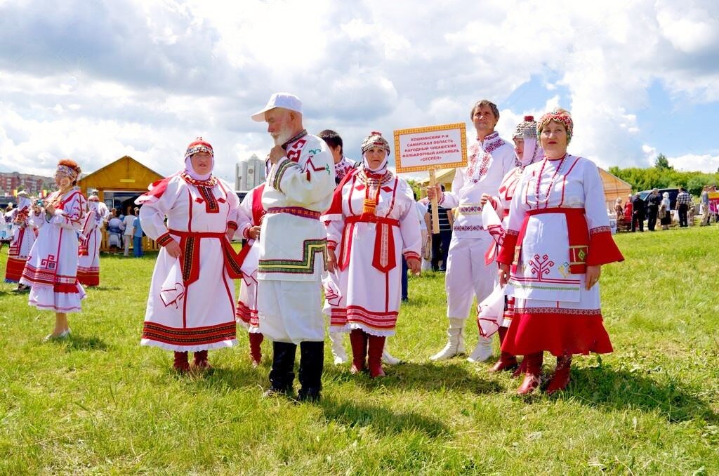 Люди в национальных костюмах