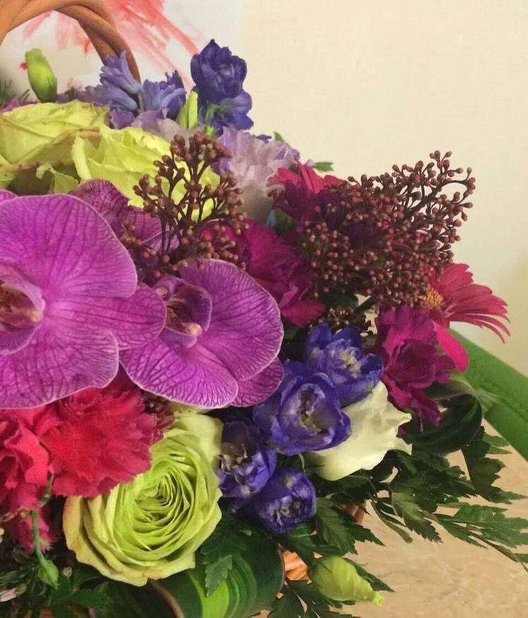 Цветы являются источником вдохновения и гармонии для художницы. Открытость всему новому, позитивное отношение к жизни, готовность делиться и видеть красоту в простых вещах помогают Ольге Адамовой создавать атмосферные работы и передавать зрителю настроение и эмоции.  