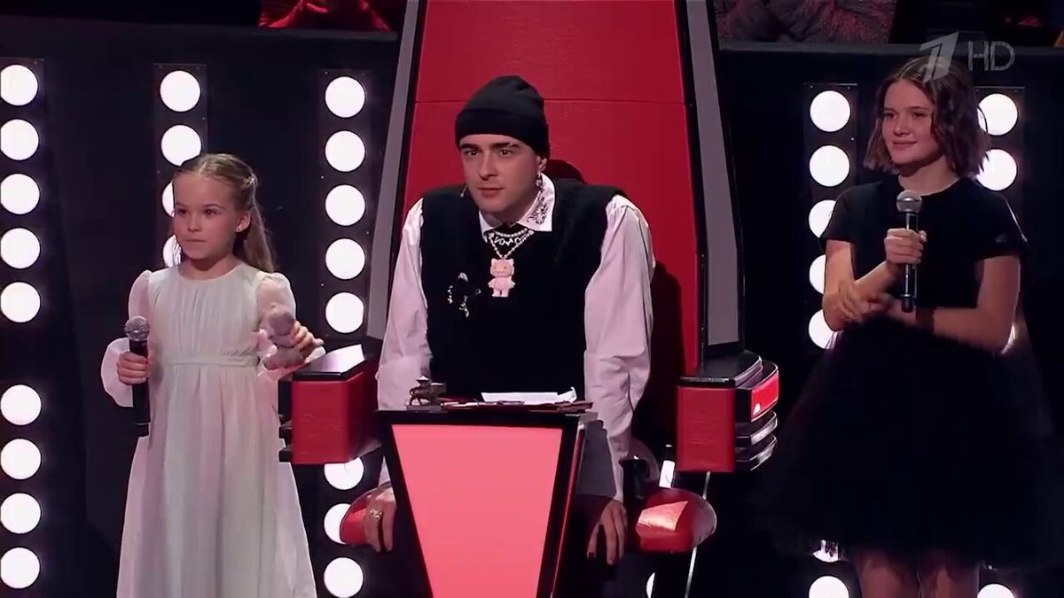 Егор Крид с финалистками своей команды, Анной Волковой и Елизаветой Трофимовой