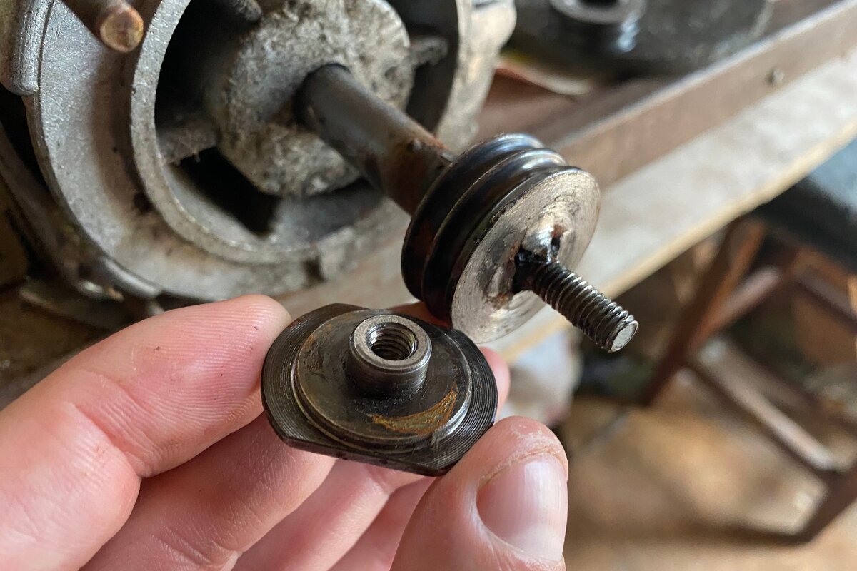 Прижимная гайка с проточкой под диски от болгарки.