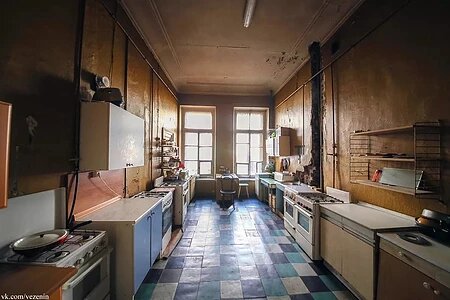 Атмосфера ленинградских коммуналок, созданная в 20-ых годах прошлого века, сохраняется и в наши дни