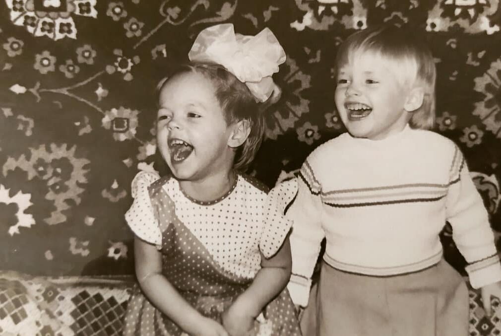 1989 год, Москва, ул.Кустанайская, д.14, к.1. Аня и Наташа.  Разница в возрасте ровно 1 год и 1 мес.