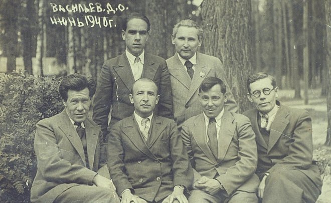 Шайхи Маннур (во втором ряду справа) вместе с татарскими писателями. 1940 год. За 17 лет до написания злополучного письма. Фото: Государственный архив РТ